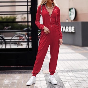 Tuta rossa con cappuccio e maniche lunghe con cerniera per un look sportivo e casual