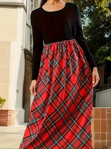 Détail d'une robe pour femme avec corsage noir et jupe longue à carreaux rouges et noirs