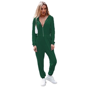 Tuta da donna verde scuro con cappuccio e cerniera frontale su sfondo bianco puro