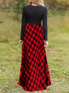 Détail de la robe longue à carreaux rouges et noirs avec manches longues en extérieur