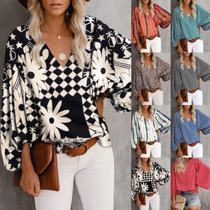 Vista de detalle de blusa de verano con cuello en V, mangas de linterna y estampado