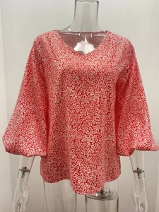 Detailansicht der roten V-Ausschnitt Blumenbluse mit Laternenärmeln und weißen Blättern