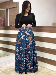 Détail de la jupe longue trapèze à taille haute avec motif floral bohème vibrant