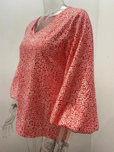Detailansicht der rot-weißen Blumenbluse mit V-Ausschnitt und Laternenärmeln