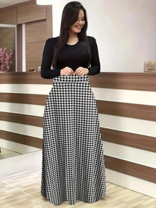 Détail d'une élégante robe longue à taille haute avec patchwork de motifs floraux