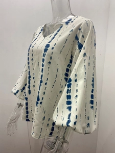 Detail der V-Ausschnitt Sommerbluse mit blauem Batikmuster und weiten Laternenärmeln