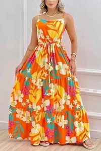 Détail d'une robe longue bohème orange à fleurs avec jupe à volants et cordon de serrage