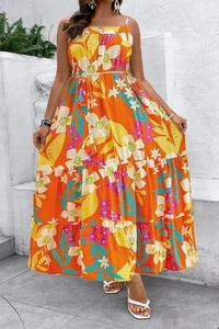 Détails de la robe fleurie à volants avec ceinture et fines bretelles de style bohème