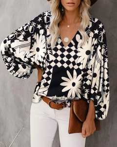 Detail der V-Ausschnitt Bluse mit Laternenärmeln und gemischtem Blumen- und Karomuster