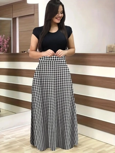 Détail d'une robe longue taille haute avec haut noir et jupe à motif pied-de-poule