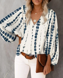 Detail der Sommerbluse mit V-Ausschnitt, tiefblauen Batikstreifen und Laternenärmeln