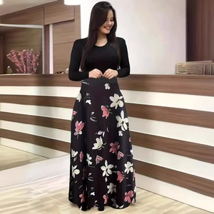 Robe élégante à manches longues avec col rond et jupe à imprimé floral coloré