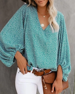 Detail der geblümten V-Ausschnitt Bluse mit Laternenärmeln und grünem Mikrodruck