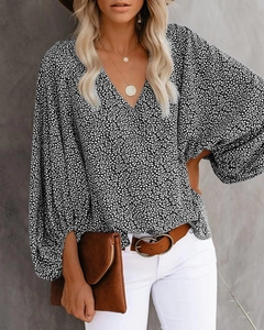 Detail der V-Ausschnitt Bluse mit floralem Blattmuster und eleganten Laternenärmeln
