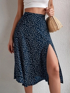 Detail of high-waist floral midi skirt with side slit and daisy print in navy blue