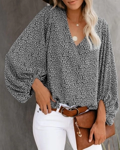 Detail der Damen V-Ausschnitt Bluse mit floralem Muster und eleganten Ballonärmeln