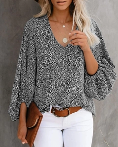 Detailansicht der Damen-V-Ausschnitt-Blumenbluse mit Laternenärmeln und Boho-Print