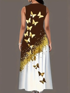 Detailansicht des braun-weißen Maxikleids mit goldenem Schmetterlingsdruck und glänzenden Linien