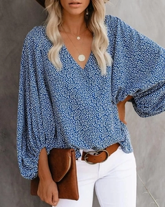 Detailaufnahme der V-Ausschnitt Bluse mit Blumenmuster und weiten Laternenärmeln