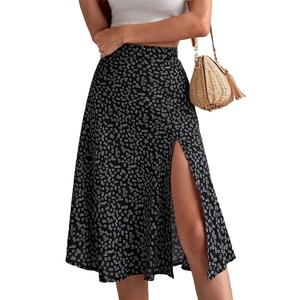 Floral print high waist midi skirt with side slit in black and white summer style
