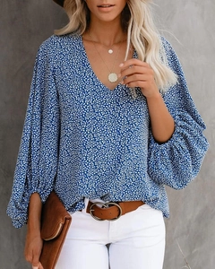 Nahaufnahme der V-Ausschnitt Blumenbluse mit Laternenärmeln und weißem Blattmuster-Print