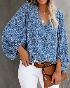 Detail der königsblauen V-Ausschnitt Bluse mit floralem Print und modischen Laternenärmeln
