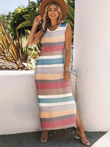 Detalle de vestido sin mangas a rayas de colores con ribete blanco en cuello redondo