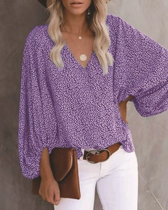 Detail der lila geblümten V-Ausschnitt Bluse mit eleganten Laternenärmeln