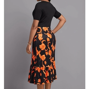 Robe longue noire élégante avec taille haute et imprimé floral orange sophistiqué
