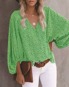 Detail der grünen V-Ausschnitt Blumenbluse mit Laternenärmeln und Boho-Print-Muster