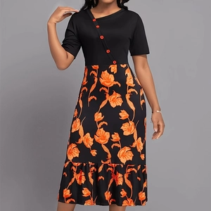 Robe longue noire à taille haute élégante avec imprimé floral orange et boutons déco