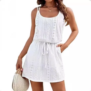 Vestido playero boho blanco calado con cordón en la cintura y bolsillos laterales