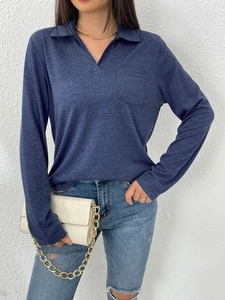 Détail du haut bleu marine à col polo avec poche poitrine et tissu chiné