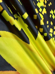 Ärmelloses Bohème-Maxikleid mit gelb-schwarzem geometrischem Pixelmuster und langem Saum