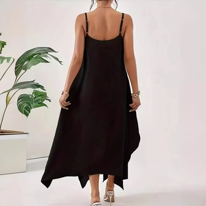 Detail eines minimalistischen rückenfreien Kleides in Schwarz mit asymmetrischem Saum