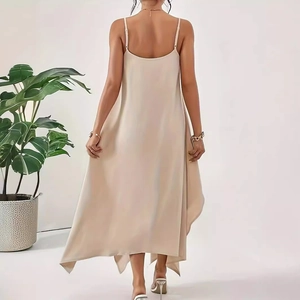 Detailansicht des rückenfreien Designs und des asymmetrischen Saums an diesem beigen Kleid