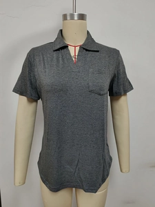 Détail du polo gris avec col en V et poche de poitrine sur un tissu en maille douce