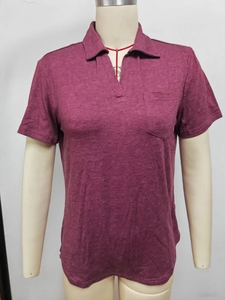 Détail du polo bordeaux à col en V avec poche poitrine et texture de tissu chiné