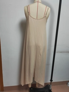 Detail von rückenfreiem Maxikleid in Nude aus weichem Modal mit feinen Spaghettiträgern