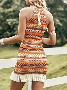Abito boho a trapezio con stampe geometriche e nappe per un look estivo elegante