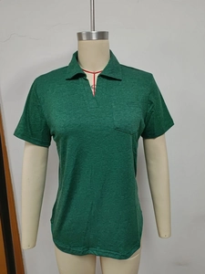 Vue détaillée d'un polo vert foncé à manches courtes avec col en V et poche de poitrine