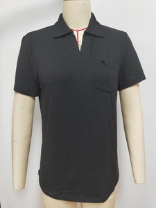 Détail d'un polo noir à manches courtes avec col en V et poche sur la poitrine
