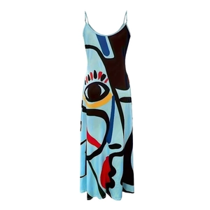 Robe longue à imprimé visage abstrait avec fines bretelles en style moderne bleu clair