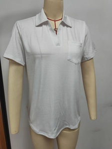 Détail d'un polo blanc à manches longues avec col en V et une petite poche sur la poitrine