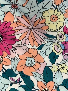 Gros plan d'imprimé floral vibrant avec touches de peinture à l'huile sur robe d'été
