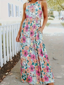 Détail d'une robe maxi à fleurs sans manches avec poches latérales pour un look d'été chic