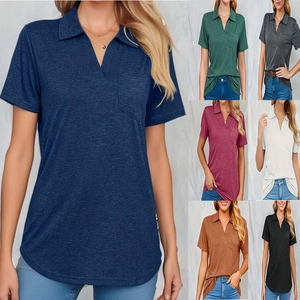 Polos à col en V pour femmes en plusieurs couleurs avec poche poitrine et ourlet arrondi
