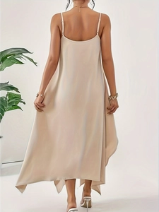 Elegantes rückenfreies beige Maxikleid mit Spaghettiträgern und seidiger Textur