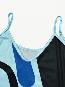 Détail des bretelles réglables et patchwork bleu sur une robe à col en V