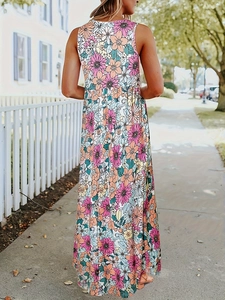 Vue de dos d'une robe longue sans manches à fleurs avec des motifs floraux au soleil